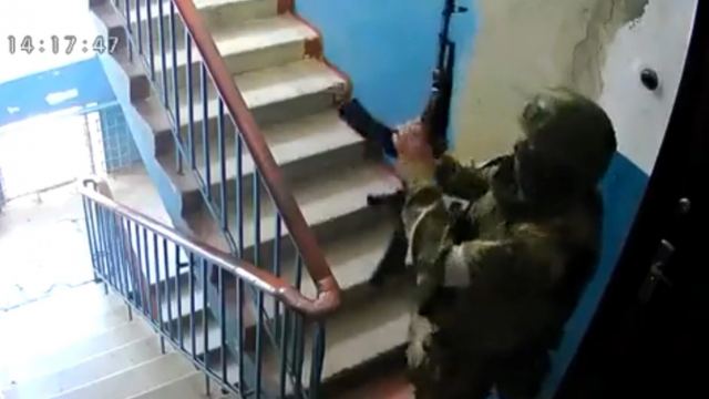 Πόρτα - πόρτα οπλισμένοι στρατιώτες ζητούν από Ουκρανούς πολίτες να ψηφίσουν στο δημοψήφισμα