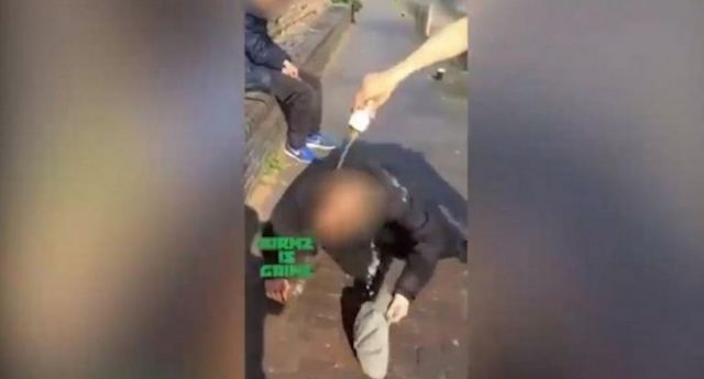 Ειδεχθής επίθεση: Αλήτες «λούζουν» άστεγο με μπύρα και τον πετούν σε κανάλι