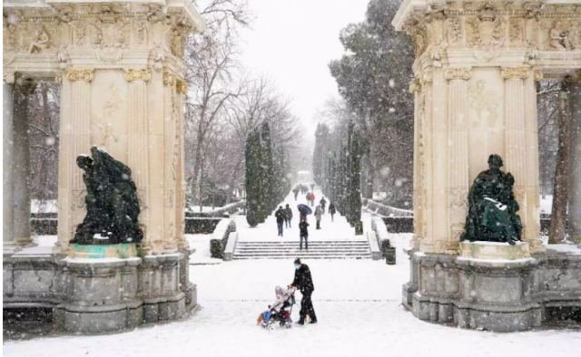 Απίστευτες εικόνες στη Μαδρίτη: Οι σφοδρότερες χιονοπτώσεις εδώ και δεκαετίες (pics)