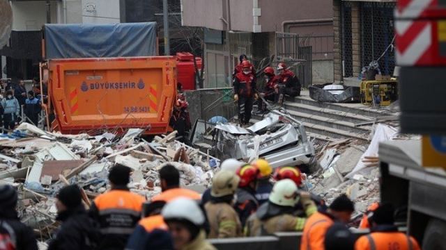 Ανεβαίνει ο αριθμός των νεκρών από την κατάρρευση πολυκατοικίας στην Τουρκία