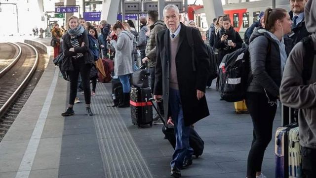 Παράδειγμα σεμνότητας: Ο αυστριακός πρόεδρος ταξιδεύει με το τρένο