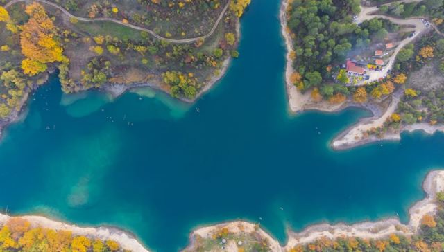 Λίμνη Τσιβλού: Η λίμνη στην Αχαΐα που θυμίζει εικόνες παραμυθιού