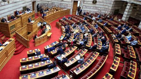 Βουλή: Ο Ανδρουλάκης κατέθεσε την πρόταση δυσπιστίας - Στις 19:00 ξεκινά η συζήτηση