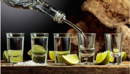Κέρκυρα: Μεγάλη επιχείρηση για νοθευμένο αλκοόλ - Σέρβιραν σφηνάκια με ποτά από άλλα ποτήρια