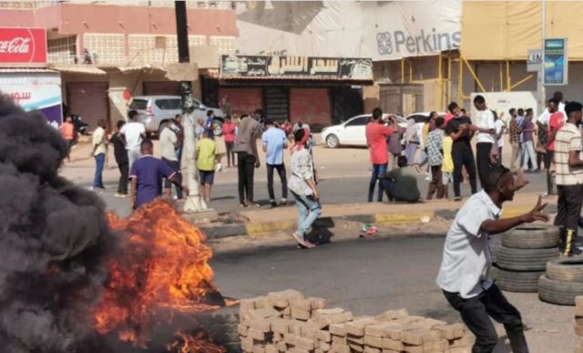 Πραξικόπημα στο Σουδάν: Ο στρατός πυροβολεί εναντίον των διαδηλωτών στο Χαρτούμ - 12 τραυματίες