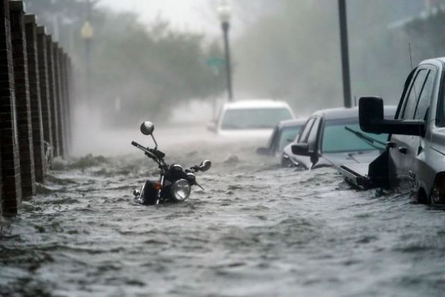 Εικόνες και βίντεο από τον τυφώνα Σάλι - Κίνδυνος για ιστορικές πλημμύρες