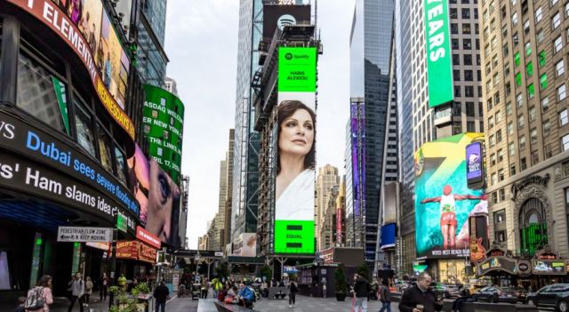 Νέα Υόρκη: Η Χάρις Αλεξίου σε billboard στην Times Square για την καμπάνια EQUAL