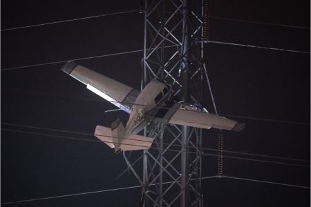 ΗΠΑ: Αεροπλάνο καρφώθηκε σε πυλώνα υψηλής τάσης
