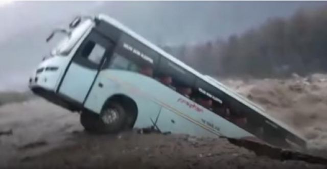 Λεωφορείο «πνίγηκε» από ορμητικά νερά στην Ινδία - βίντεο