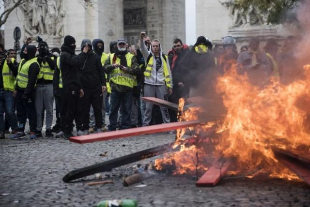 Το Παρίσι “φλέγεται” από τα “κίτρινα γιλέκα” – Σφοδρές συγκρούσεις με την αστυνομία! – video
