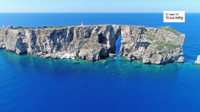 Το &quot;κατακόρυφο&quot; ελληνικό νησί όπου είναι θαμμένοι Γάλλοι και ο ανιψιός του Ναπολέοντα