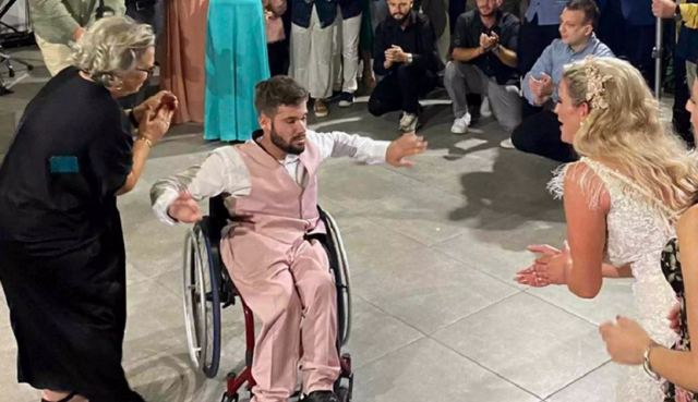 Λάρισα: Χόρεψε το ζεϊμπέκικο της ζωής του σε αναπηρικό αμαξίδιο στο γάμο της αδερφής του