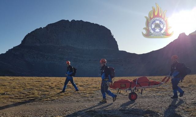 Εικόνες από την επιχείρηση της Πυροσβεστικής για την ανάσυρση ορειβάτη στον Όλυμπο