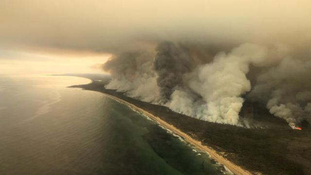 Απίστευτη φωτογραφία στην Αυστραλία: Στη θάλασσα οι φλόγες