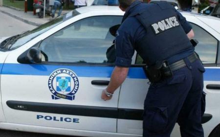 Κόρινθος: Στο νοσοκομείο αστυνομικός που δέχτηκε επίθεση με καδρόνι μέσα σε εκκλησία