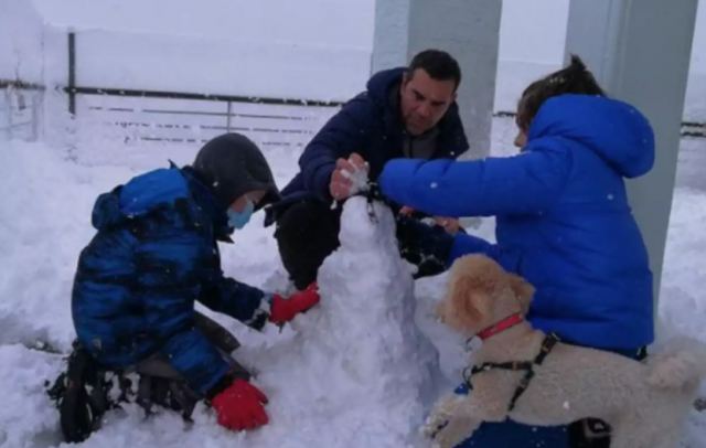 Τσίπρας: Παιχνίδι στα χιόνια με τους γιους του