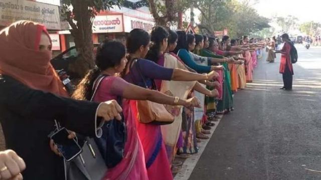 Ινδία: Χιλιάδες γυναίκες σχημάτισαν ανθρώπινη αλυσίδα για τα δικαιώματά τους