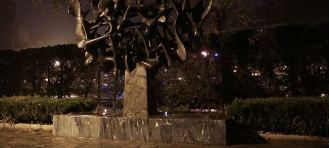 Αγνωστοι βεβήλωσαν το Μνημείο του Ολοκαυτώματος στη Θεσσαλονίκη [εικόνες]