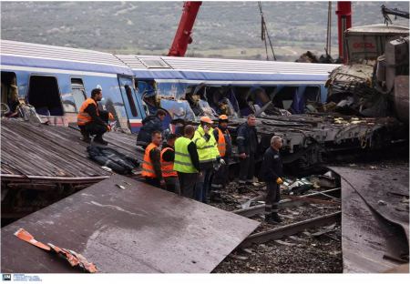 Σύγκρουση τρένων στα Τέμπη: Στους 57 οι νεκροί, λέει η ιατροδικαστής στη Λάρισα