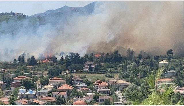 Επικίνδυνη φωτιά κοντά σε σπίτια στη Σταμάτα