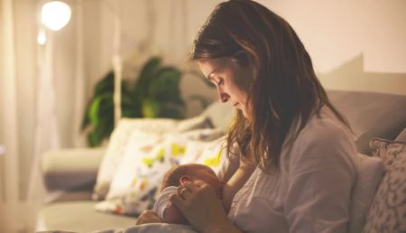 Κορωνοϊός: Ο θηλασμός από μητέρες που νοσούν δεν αποτελεί κίνδυνο για τα μωρά τους - Τι δείχνουν δύο νέες έρευνες