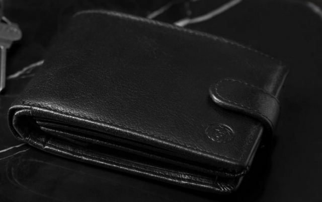 Χάθηκε δερμάτινο μαύρο ανδρικό πορτοφόλι