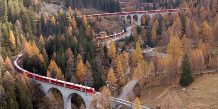 Μαγικές εικόνες: Το πιο μακρύ επιβατικό τρένο στον κόσμο, με μήκος 2 χλμ., διέσχισε τις Άλπεις (BINTEO)