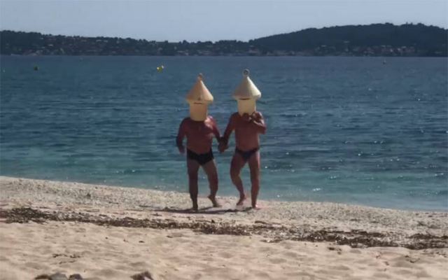 Κολύμπι στη θάλασσα στην εποχή του κορωνοϊού: Δύο άνδρες ντύθηκαν σημαδούρες αλλά δε γλίτωσαν το πρόστιμο