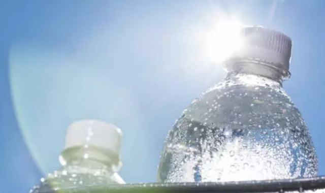 Δείτε τι γίνεται με τα διάφανα πλαστικά μπουκάλια όταν εκτίθενται στον ήλιο