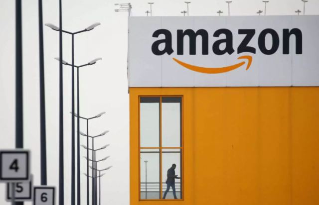 Amazon: Απεργούν 300 εργαζόμενοι για τις ακατάλληλες συνθήκες δουλειάς