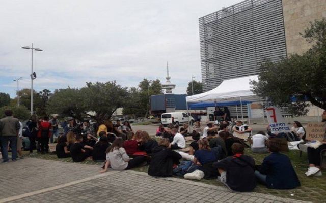 Θεσσαλονίκη: Καθιστική διαμαρτυρία μαθητών και φοιτητών για την κλιματική αλλαγή