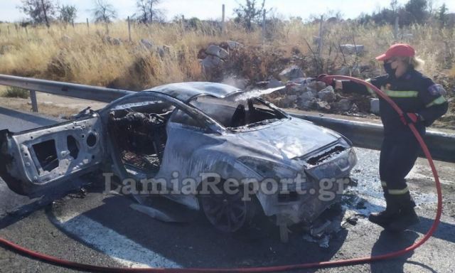 Φθιώτιδα: Κάηκε ολοσχερώς αυτοκίνητο στην εθνική οδό (ΦΩΤΟ)