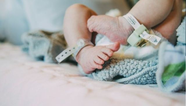 Το θαύμα της ζωής: 12 υγιή μωρά έχουν γεννηθεί στο &quot;Αττικόν&quot; από μητέρες θετικές στον κορωνοϊό