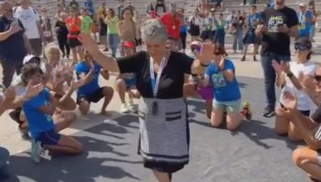 Η γιαγιά που πρωταγωνίστησε στο σποτ του Ημιμαραθωνίου αφού έτρεξε… το έριξε στον χορό