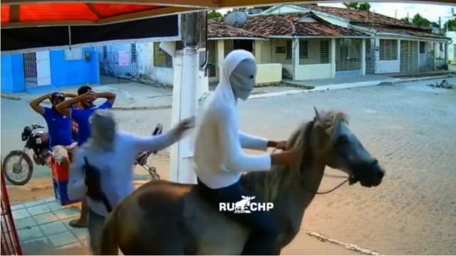 Έγινε και αυτό: Δίδυμο κουκουλοφόρων έκανε ληστεία με άλογο (Βίντεο)