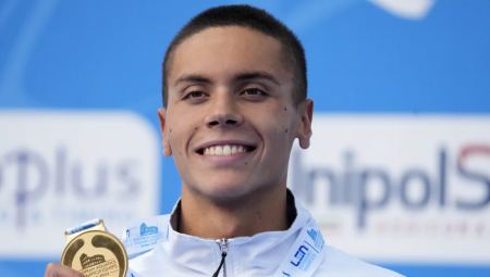 Πρωταθλητής κολύμβησης έλιωσε το πρώτο του χρυσό μετάλλιο και το δώρισε σε παιδιά που νίκησαν τον καρκίνο