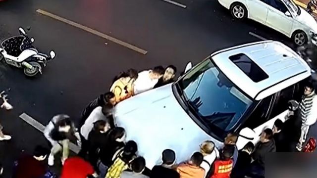 Η διάσωση της χρονιάς: Περαστικοί σηκώνουν αυτοκίνητο για να απεγκλωβίσουν κοριτσάκι (+video)
