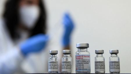 Εμβόλια Moderna vs Pfizer «σημειώσατε 1», δείχνει η πρώτη μεγάλη συγκριτική έρευνα