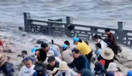 Κίνα: Τουρίστες παρασύρθηκαν από μεγάλο παλιρροϊκό κύμα (Bίντεο)