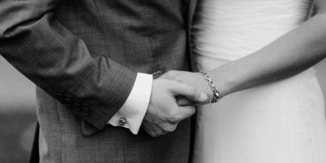 Χαμός σε γάμο: Η πεθερά έπιασε τη νύφη με την παράλληλη σχέση της στις τουαλέτες
