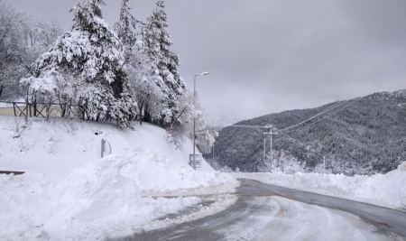 Λάρισα: Εντυπωσιακό σκηνικό στη χιονισμένη Σπηλιά (φωτ. &amp; βίντεο)