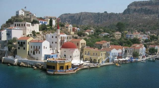 Καστελόριζο: Πρωτοφανής στήριξη από Eλληνες επισκέπτες – Kλείνουν τις διακοπές τους στο ακριτικό νησί
