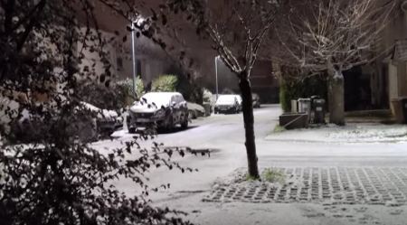 Κύμα ψύχους χτυπά τη Γαλλία: Εκατοντάδες οχήματα εγκλωβίστηκαν από το χιόνι