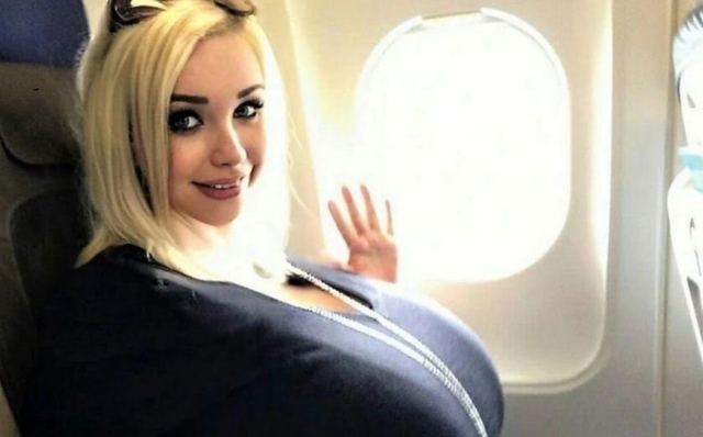 Το μεγάλο στήθος της προκάλεσε παράπονα από τους συνεπιβάτες και την ανάγκασαν να αλλάξει θέση στο αεροπλάνο