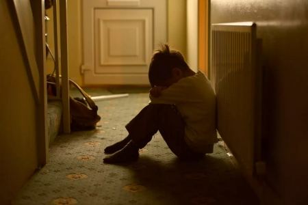 Πετράλωνα: Ταυτοποιήθηκαν 17 άτομα για το βιασμό του 7χρονου στα πάρτι που οργάνωνε ο πατέρας του