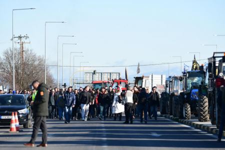 Μπλόκα αγροτών στη Θεσσαλία - Έκλεισε η Εθνική στον Πλατύκαμπο
