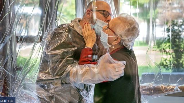 Κορωνοϊός - Συγκλονιστικές εικόνες: Δωμάτια για ασφαλείς αγκαλιές σε γηροκομείο στην Ιταλία [εικόνες - βίντεο]