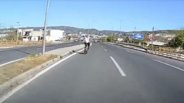 Ποδηλάτης στο αντίθετο ρεύμα κυκλοφορίας στον περιφερειακό του Βόλου - ΒΙΝΤΕΟ
