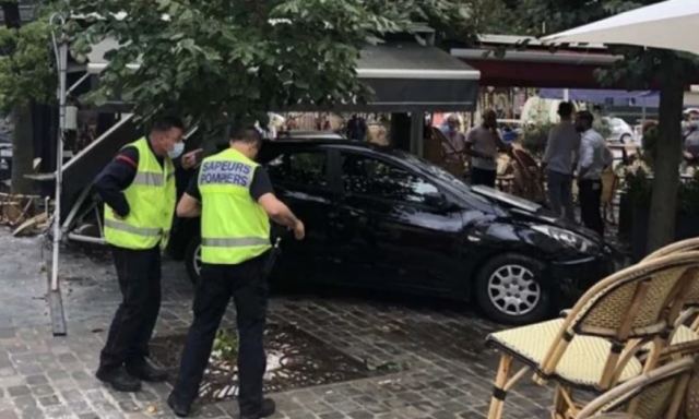 Εφιάλτης στη Γαλλία: Αυτοκίνητο έπεσε σε θαμώνες καφετέριας - Τουλάχιστον τρεις τραυματίες