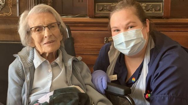 Βρετανίδα 106 ετών νίκησε τον κορωνοϊό - Η πιο ηλικιωμένη ασθενής